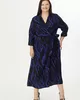 А867/1 Платье на запах Дорати черный принт лианы (синий) для женщин большого размера с доставкой по Москве и России